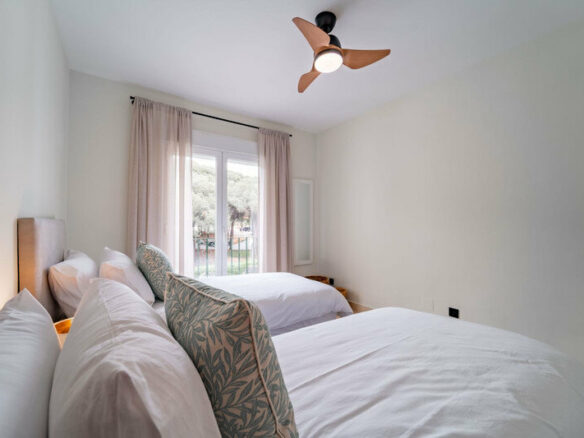 FOR SALE 🏡 Three-Bedroom Corner Apartment with Tourist Licence, Five Minutes from the Beach – New Golden Mile, Estepona 🇪🇸