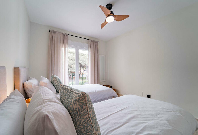 FOR SALE 🏡 Three-Bedroom Corner Apartment with Tourist Licence, Five Minutes from the Beach – New Golden Mile, Estepona 🇪🇸