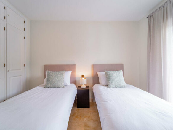 FOR SALE 🏡 Three-Bedroom Corner Apartment with Tourist Licence, Five Minutes from the Beach – New Golden Mile, Estepona 🇪🇸