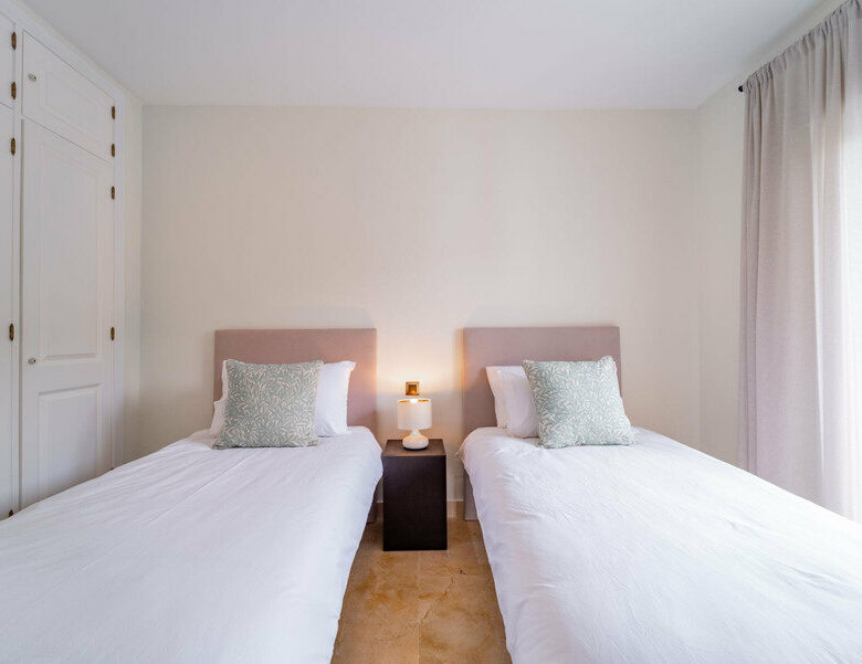 FOR SALE 🏡 Three-Bedroom Corner Apartment with Tourist Licence, Five Minutes from the Beach – New Golden Mile, Estepona 🇪🇸