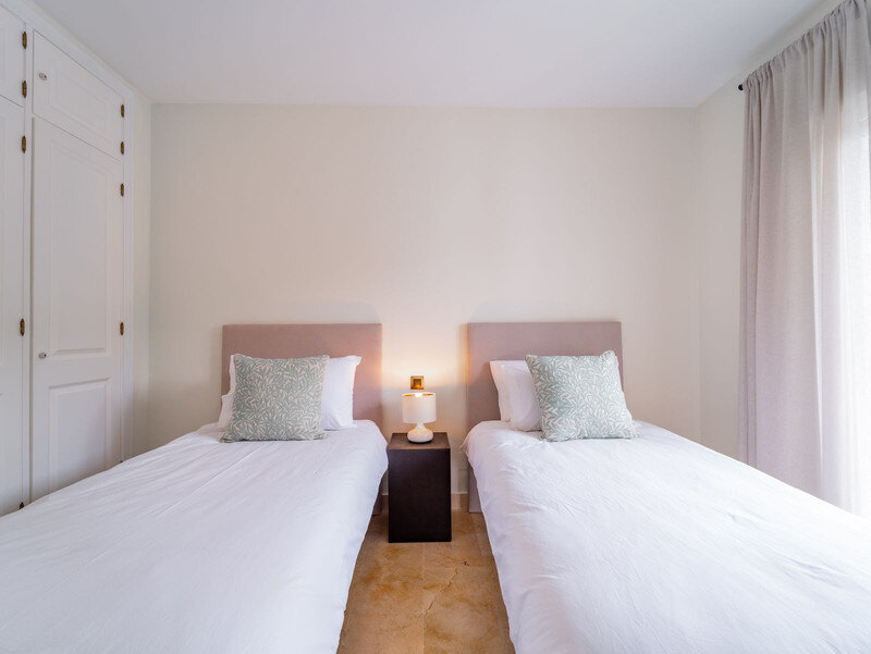 FOR SALE 🏡 Three-Bedroom Corner Apartment with Tourist Licence, Five Minutes from the Beach – New Golden Mile, Estepona 🇪🇸
