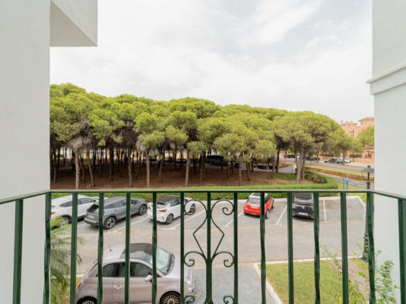 FOR SALE 🏡 Three-Bedroom Corner Apartment with Tourist Licence, Five Minutes from the Beach – New Golden Mile, Estepona 🇪🇸
