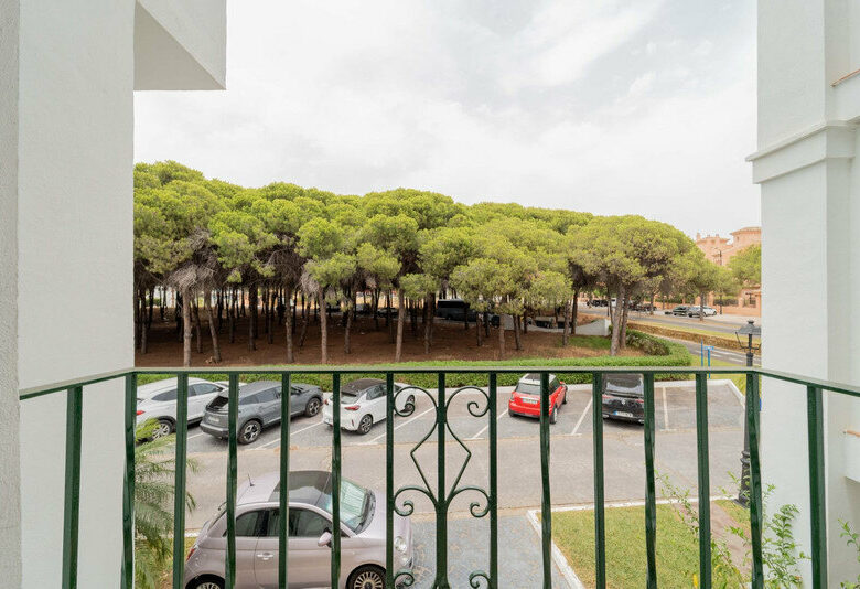 FOR SALE 🏡 Three-Bedroom Corner Apartment with Tourist Licence, Five Minutes from the Beach – New Golden Mile, Estepona 🇪🇸