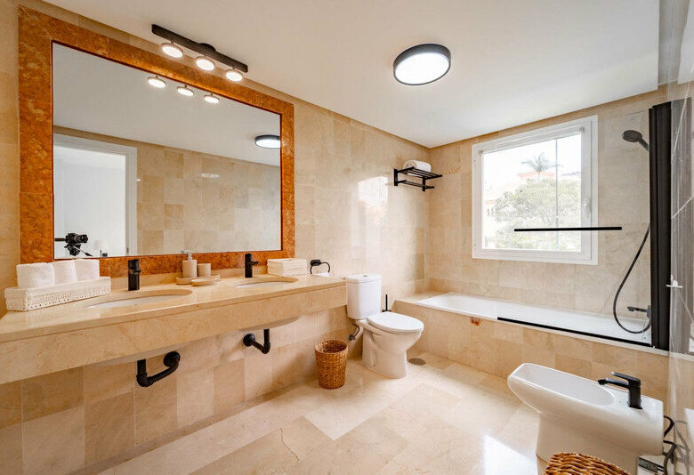 FOR SALE 🏡 Three-Bedroom Corner Apartment with Tourist Licence, Five Minutes from the Beach – New Golden Mile, Estepona 🇪🇸