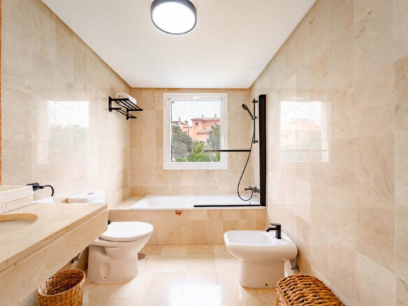 FOR SALE 🏡 Three-Bedroom Corner Apartment with Tourist Licence, Five Minutes from the Beach – New Golden Mile, Estepona 🇪🇸