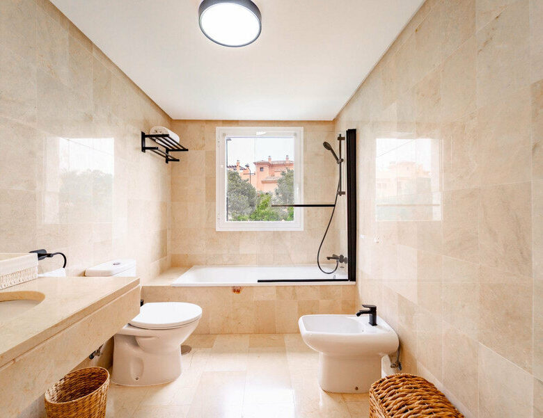 FOR SALE 🏡 Three-Bedroom Corner Apartment with Tourist Licence, Five Minutes from the Beach – New Golden Mile, Estepona 🇪🇸