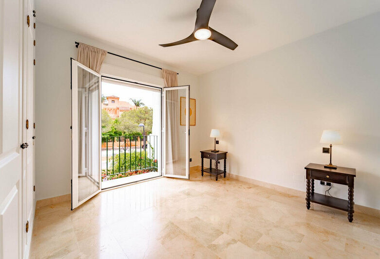 FOR SALE 🏡 Three-Bedroom Corner Apartment with Tourist Licence, Five Minutes from the Beach – New Golden Mile, Estepona 🇪🇸