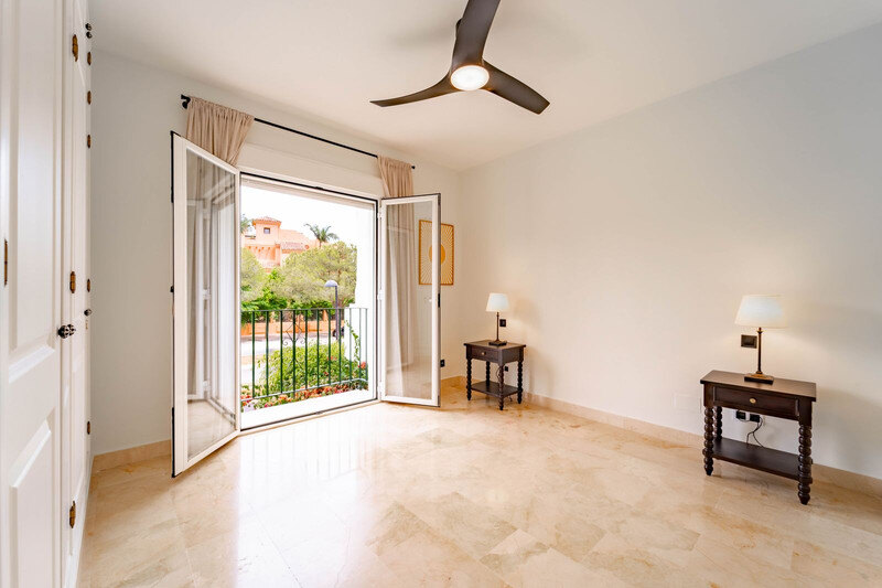 FOR SALE 🏡 Three-Bedroom Corner Apartment with Tourist Licence, Five Minutes from the Beach – New Golden Mile, Estepona 🇪🇸