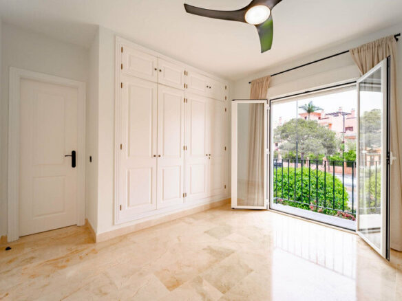 FOR SALE 🏡 Three-Bedroom Corner Apartment with Tourist Licence, Five Minutes from the Beach – New Golden Mile, Estepona 🇪🇸