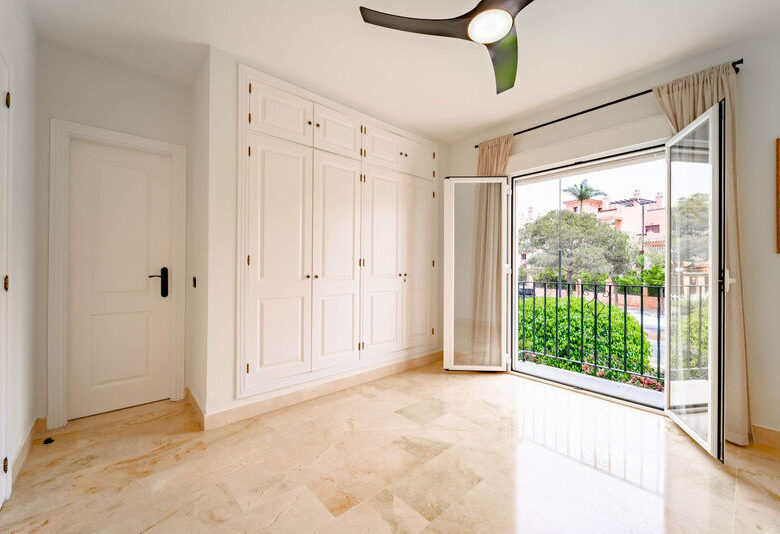 FOR SALE 🏡 Three-Bedroom Corner Apartment with Tourist Licence, Five Minutes from the Beach – New Golden Mile, Estepona 🇪🇸