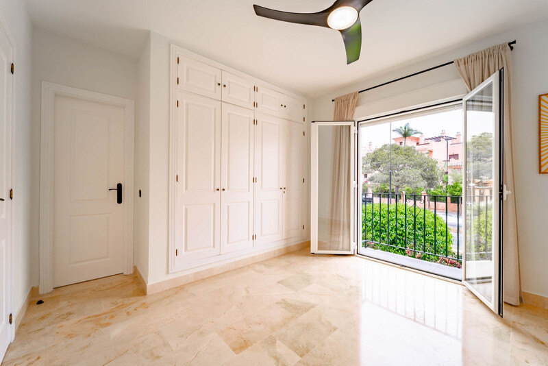 FOR SALE 🏡 Three-Bedroom Corner Apartment with Tourist Licence, Five Minutes from the Beach – New Golden Mile, Estepona 🇪🇸