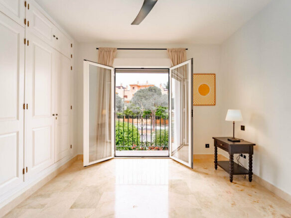 FOR SALE 🏡 Three-Bedroom Corner Apartment with Tourist Licence, Five Minutes from the Beach – New Golden Mile, Estepona 🇪🇸
