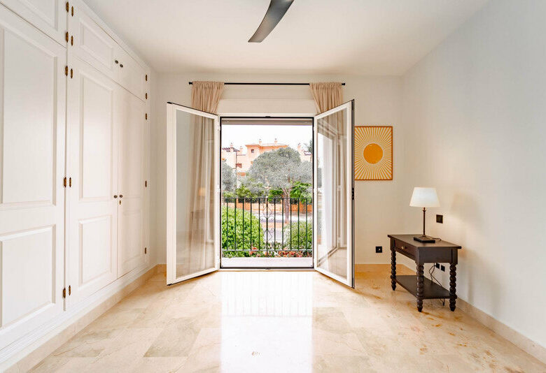 FOR SALE 🏡 Three-Bedroom Corner Apartment with Tourist Licence, Five Minutes from the Beach – New Golden Mile, Estepona 🇪🇸