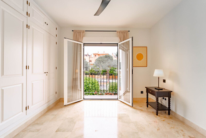 FOR SALE 🏡 Three-Bedroom Corner Apartment with Tourist Licence, Five Minutes from the Beach – New Golden Mile, Estepona 🇪🇸