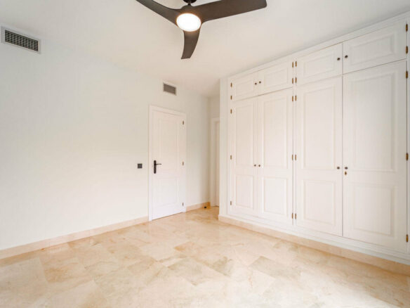 FOR SALE 🏡 Three-Bedroom Corner Apartment with Tourist Licence, Five Minutes from the Beach – New Golden Mile, Estepona 🇪🇸