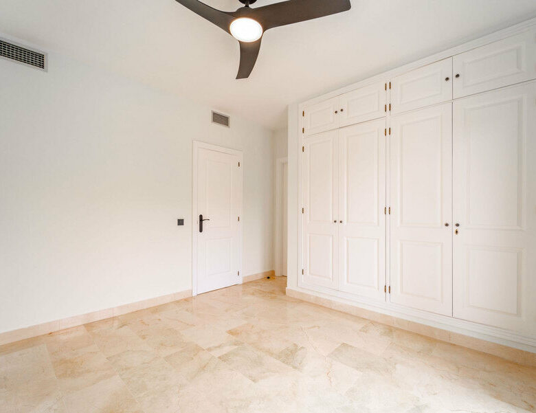 FOR SALE 🏡 Three-Bedroom Corner Apartment with Tourist Licence, Five Minutes from the Beach – New Golden Mile, Estepona 🇪🇸
