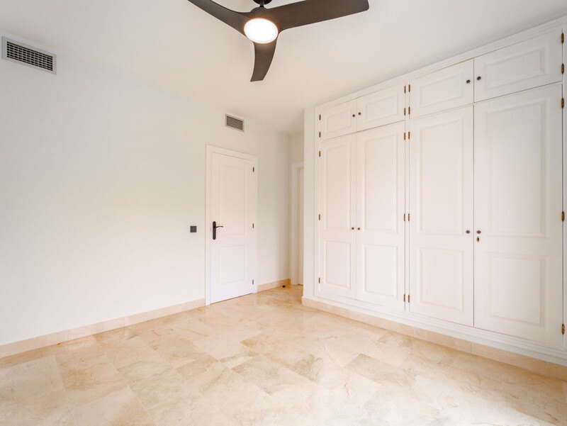 FOR SALE 🏡 Three-Bedroom Corner Apartment with Tourist Licence, Five Minutes from the Beach – New Golden Mile, Estepona 🇪🇸