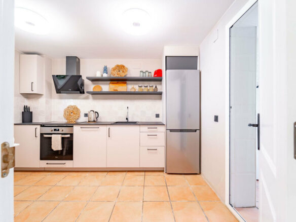 FOR SALE 🏡 Three-Bedroom Corner Apartment with Tourist Licence, Five Minutes from the Beach – New Golden Mile, Estepona 🇪🇸
