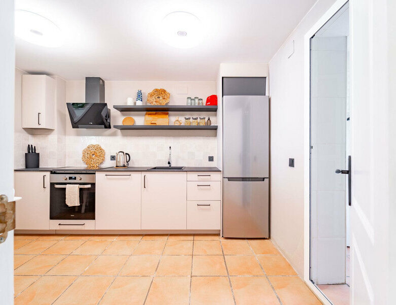 FOR SALE 🏡 Three-Bedroom Corner Apartment with Tourist Licence, Five Minutes from the Beach – New Golden Mile, Estepona 🇪🇸