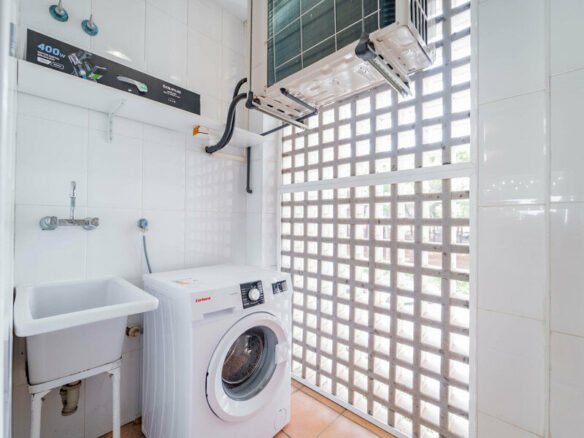 FOR SALE 🏡 Three-Bedroom Corner Apartment with Tourist Licence, Five Minutes from the Beach – New Golden Mile, Estepona 🇪🇸