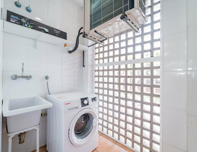 FOR SALE 🏡 Three-Bedroom Corner Apartment with Tourist Licence, Five Minutes from the Beach – New Golden Mile, Estepona 🇪🇸