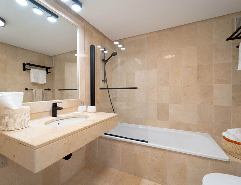 FOR SALE 🏡 Three-Bedroom Corner Apartment with Tourist Licence, Five Minutes from the Beach – New Golden Mile, Estepona 🇪🇸