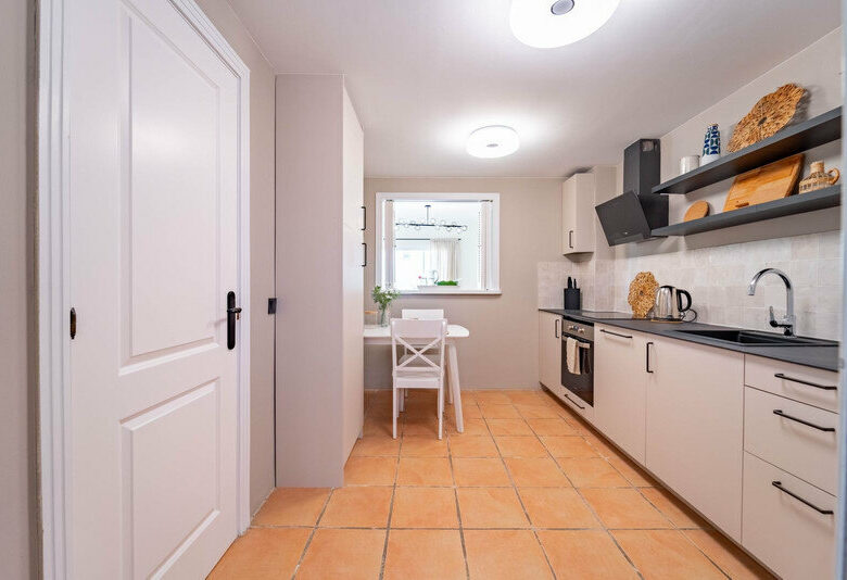 FOR SALE 🏡 Three-Bedroom Corner Apartment with Tourist Licence, Five Minutes from the Beach – New Golden Mile, Estepona 🇪🇸