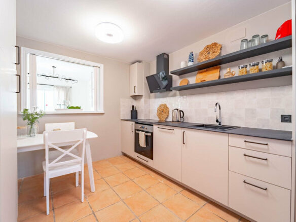 FOR SALE 🏡 Three-Bedroom Corner Apartment with Tourist Licence, Five Minutes from the Beach – New Golden Mile, Estepona 🇪🇸