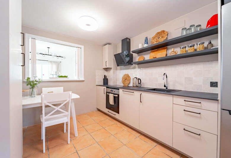 FOR SALE 🏡 Three-Bedroom Corner Apartment with Tourist Licence, Five Minutes from the Beach – New Golden Mile, Estepona 🇪🇸