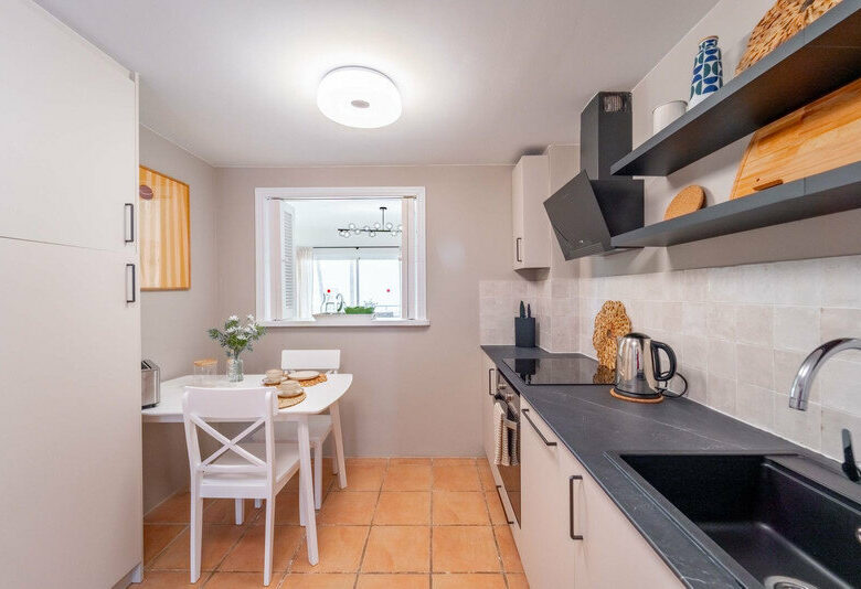 FOR SALE 🏡 Three-Bedroom Corner Apartment with Tourist Licence, Five Minutes from the Beach – New Golden Mile, Estepona 🇪🇸