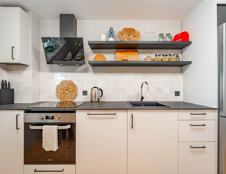 FOR SALE 🏡 Three-Bedroom Corner Apartment with Tourist Licence, Five Minutes from the Beach – New Golden Mile, Estepona 🇪🇸