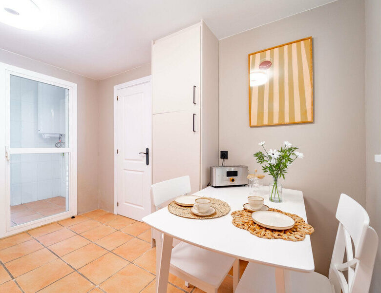 FOR SALE 🏡 Three-Bedroom Corner Apartment with Tourist Licence, Five Minutes from the Beach – New Golden Mile, Estepona 🇪🇸