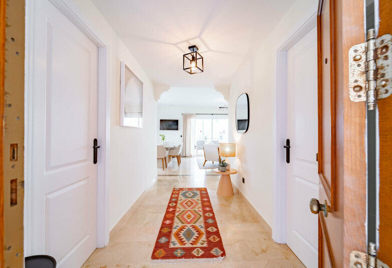 FOR SALE 🏡 Three-Bedroom Corner Apartment with Tourist Licence, Five Minutes from the Beach – New Golden Mile, Estepona 🇪🇸