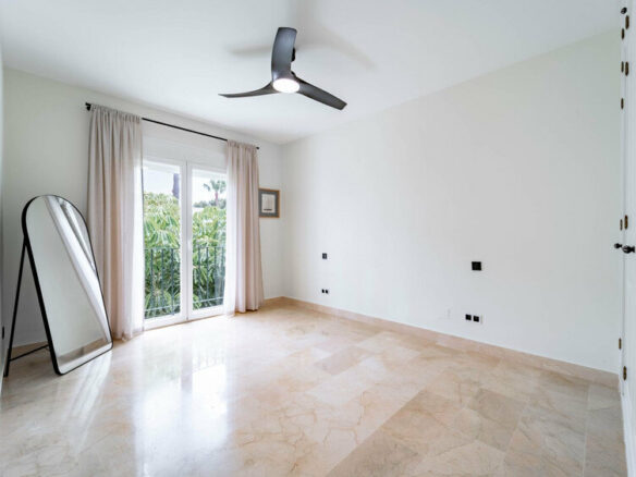 FOR SALE 🏡 Three-Bedroom Corner Apartment with Tourist Licence, Five Minutes from the Beach – New Golden Mile, Estepona 🇪🇸