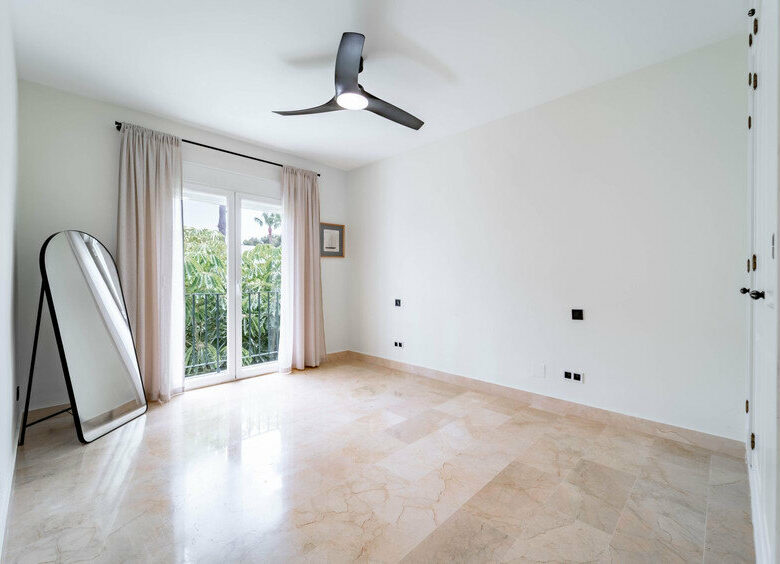 FOR SALE 🏡 Three-Bedroom Corner Apartment with Tourist Licence, Five Minutes from the Beach – New Golden Mile, Estepona 🇪🇸