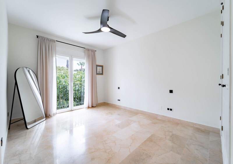 FOR SALE 🏡 Three-Bedroom Corner Apartment with Tourist Licence, Five Minutes from the Beach – New Golden Mile, Estepona 🇪🇸