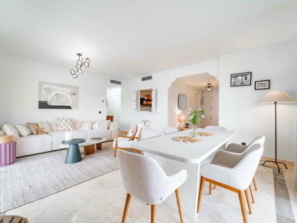 FOR SALE 🏡 Three-Bedroom Corner Apartment with Tourist Licence, Five Minutes from the Beach – New Golden Mile, Estepona 🇪🇸
