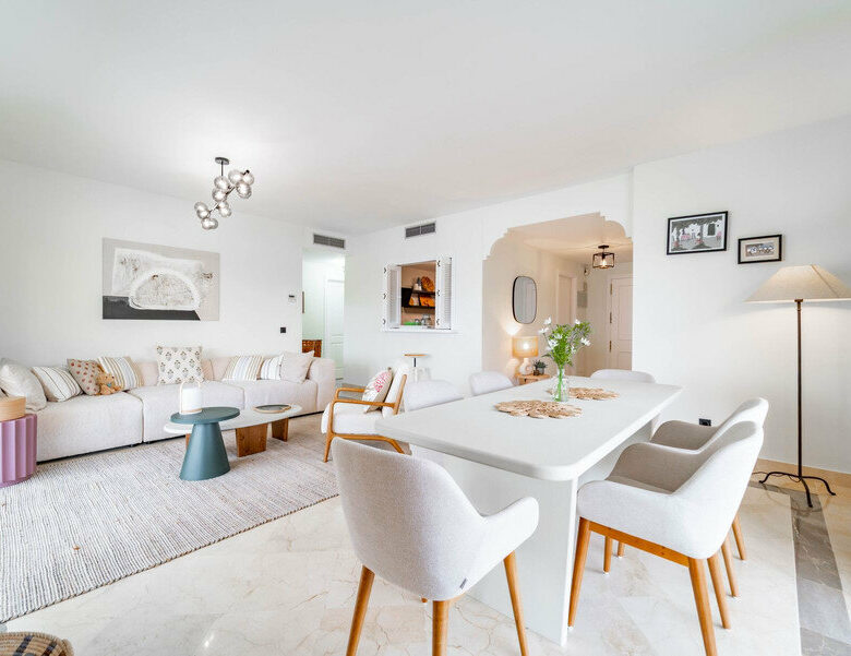 FOR SALE 🏡 Three-Bedroom Corner Apartment with Tourist Licence, Five Minutes from the Beach – New Golden Mile, Estepona 🇪🇸