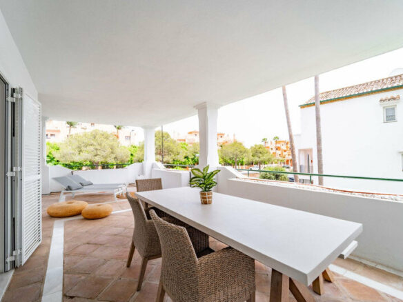 FOR SALE 🏡 Three-Bedroom Corner Apartment with Tourist Licence, Five Minutes from the Beach – New Golden Mile, Estepona 🇪🇸