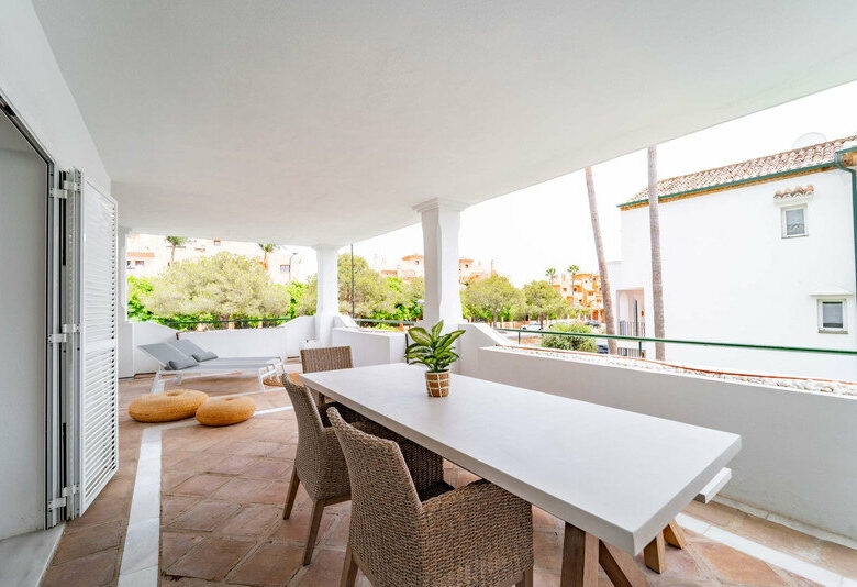 FOR SALE 🏡 Three-Bedroom Corner Apartment with Tourist Licence, Five Minutes from the Beach – New Golden Mile, Estepona 🇪🇸