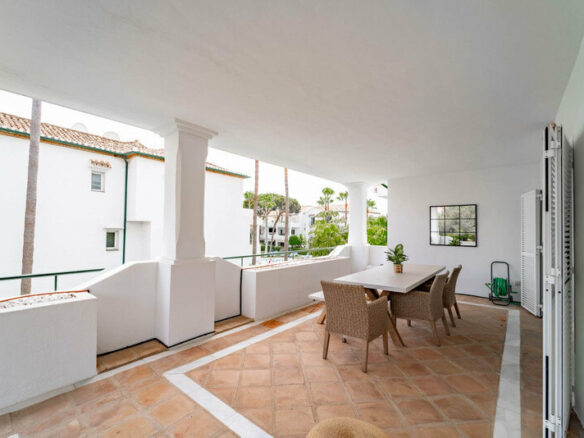 FOR SALE 🏡 Three-Bedroom Corner Apartment with Tourist Licence, Five Minutes from the Beach – New Golden Mile, Estepona 🇪🇸