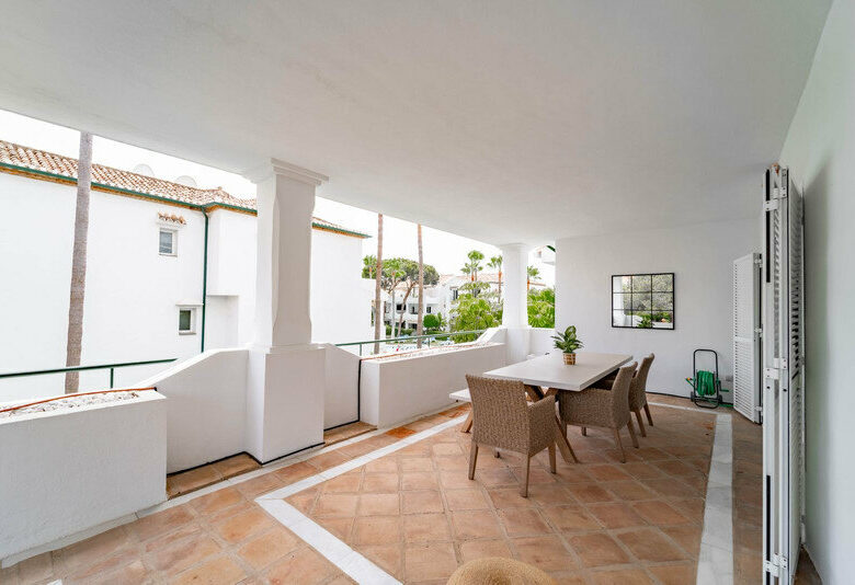 FOR SALE 🏡 Three-Bedroom Corner Apartment with Tourist Licence, Five Minutes from the Beach – New Golden Mile, Estepona 🇪🇸