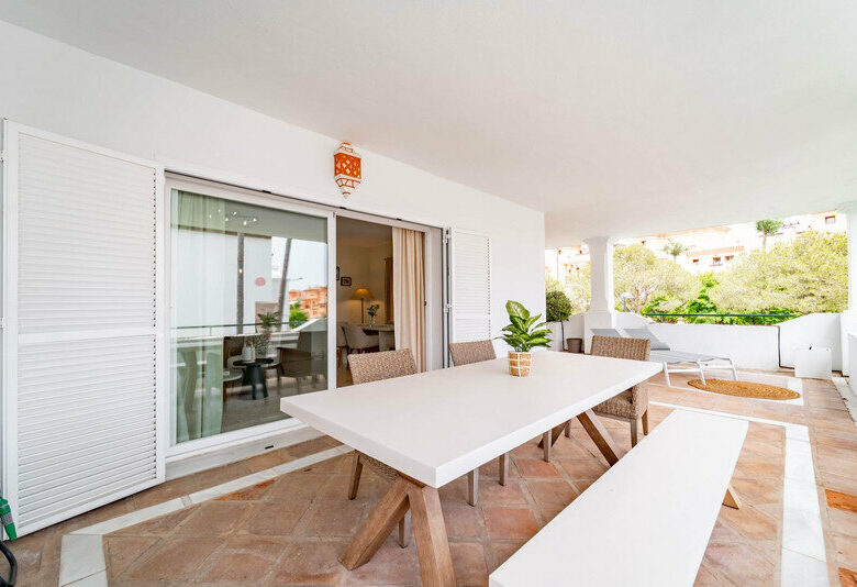 FOR SALE 🏡 Three-Bedroom Corner Apartment with Tourist Licence, Five Minutes from the Beach – New Golden Mile, Estepona 🇪🇸