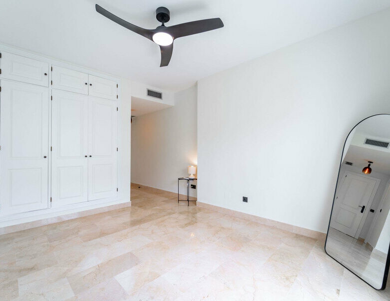 FOR SALE 🏡 Three-Bedroom Corner Apartment with Tourist Licence, Five Minutes from the Beach – New Golden Mile, Estepona 🇪🇸