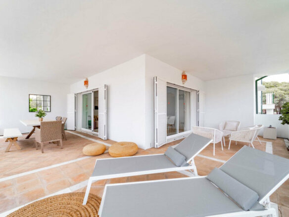 FOR SALE 🏡 Three-Bedroom Corner Apartment with Tourist Licence, Five Minutes from the Beach – New Golden Mile, Estepona 🇪🇸