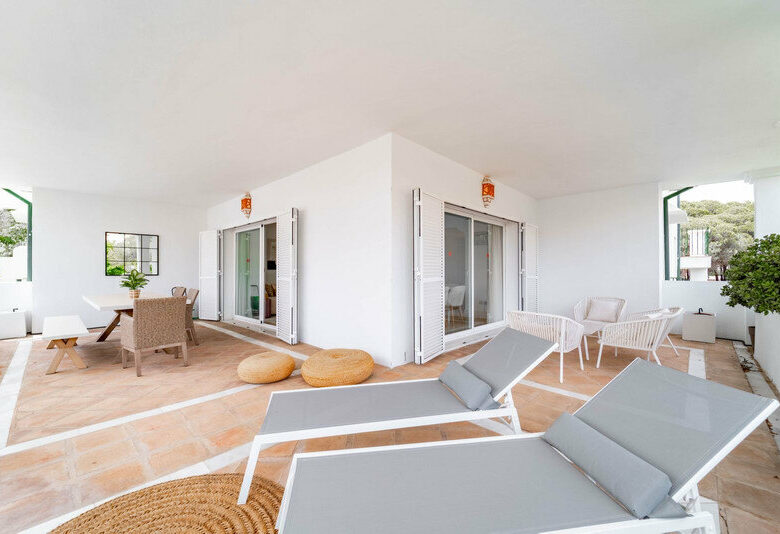 FOR SALE 🏡 Three-Bedroom Corner Apartment with Tourist Licence, Five Minutes from the Beach – New Golden Mile, Estepona 🇪🇸
