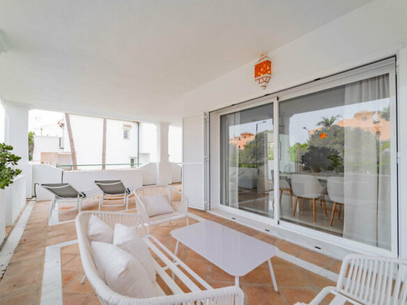 FOR SALE 🏡 Three-Bedroom Corner Apartment with Tourist Licence, Five Minutes from the Beach – New Golden Mile, Estepona 🇪🇸