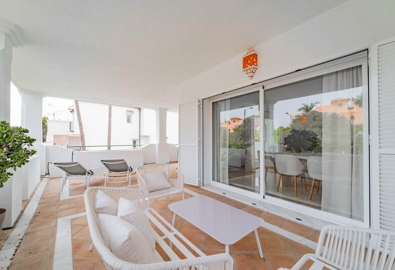 FOR SALE 🏡 Three-Bedroom Corner Apartment with Tourist Licence, Five Minutes from the Beach – New Golden Mile, Estepona 🇪🇸
