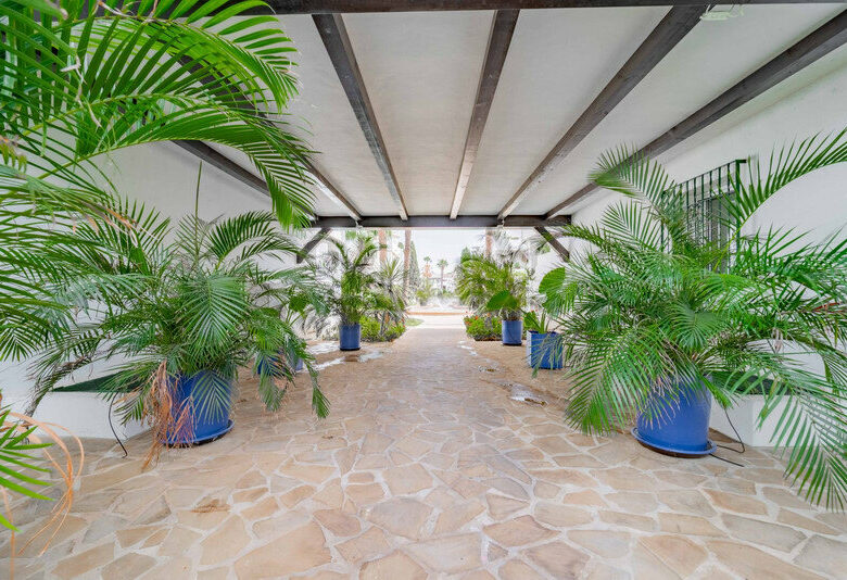 FOR SALE 🏡 Three-Bedroom Corner Apartment with Tourist Licence, Five Minutes from the Beach – New Golden Mile, Estepona 🇪🇸