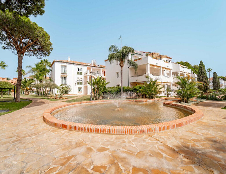 FOR SALE 🏡 Three-Bedroom Corner Apartment with Tourist Licence, Five Minutes from the Beach – New Golden Mile, Estepona 🇪🇸
